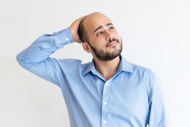 שיער דליל לגבר: אילו פתרונות קיימים היום בשוק?